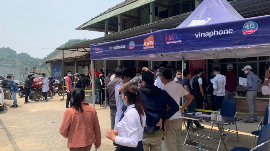 Chốt kiểm dịch trên Quốc lộ 6, cửa ngõ vào Sơn La đông nghịt người, xe