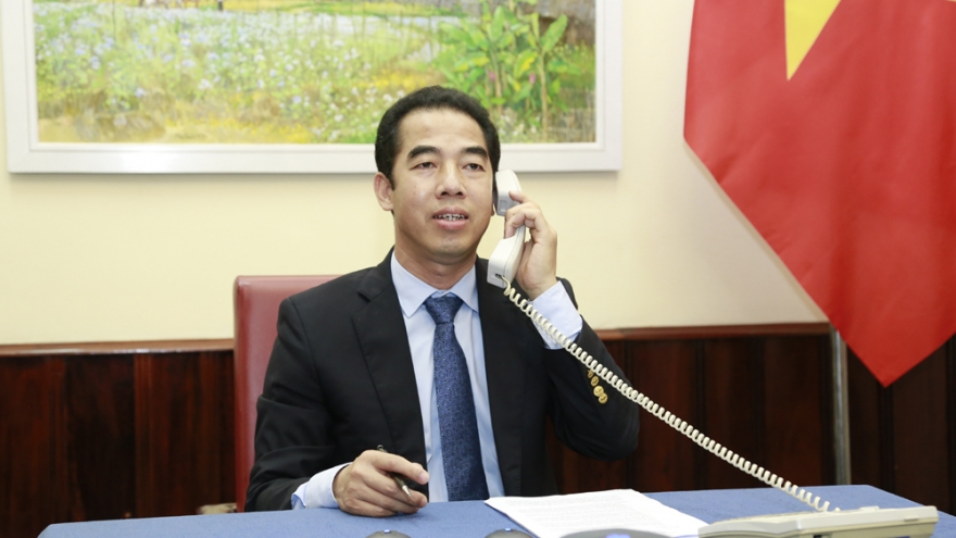 Thứ trưởng Tô Anh Dũng điện đàm với Quốc vụ khanh Bộ Ngoại giao Anh