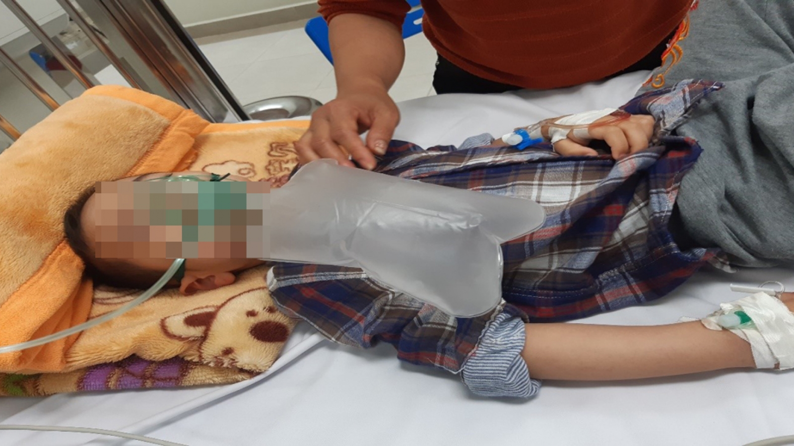 Bé trai nguy kịch khi uống nhầm thuốc cai nghiện vì tưởng là siro
