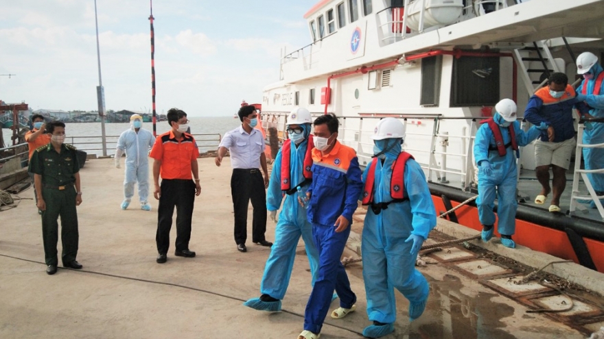 Tiếp nhận 2 thuyền viên Indonesia bị nạn trên biển