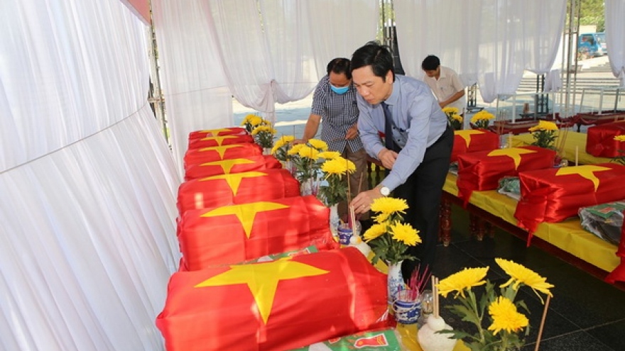 Truy điệu, an táng 16 hài cốt liệt sĩ và 1 mộ tập thể liệt sĩ hy sinh tại Lào