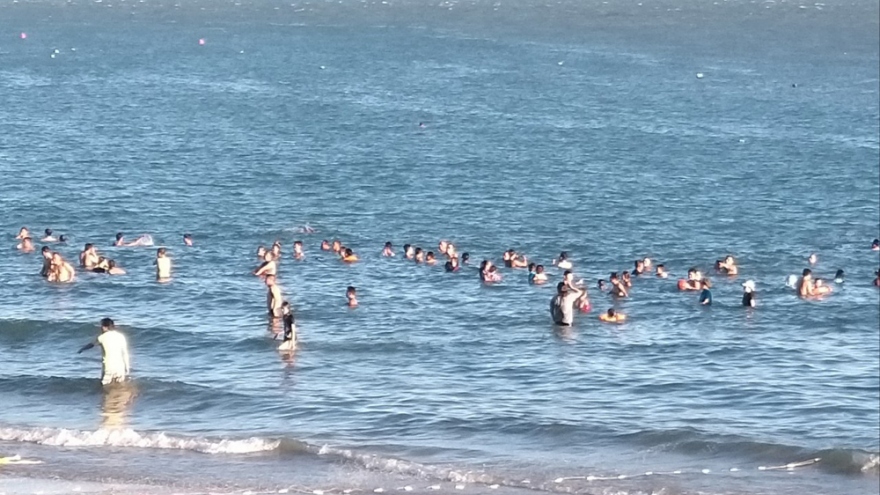 Bỏ lệnh cấm biển, người dân BRVT phấn khởi đổ về các bãi tắm