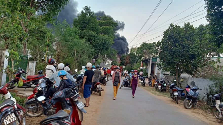 Cháy rụi kho chứa hóa chất của người dân ở Đắk Lắk