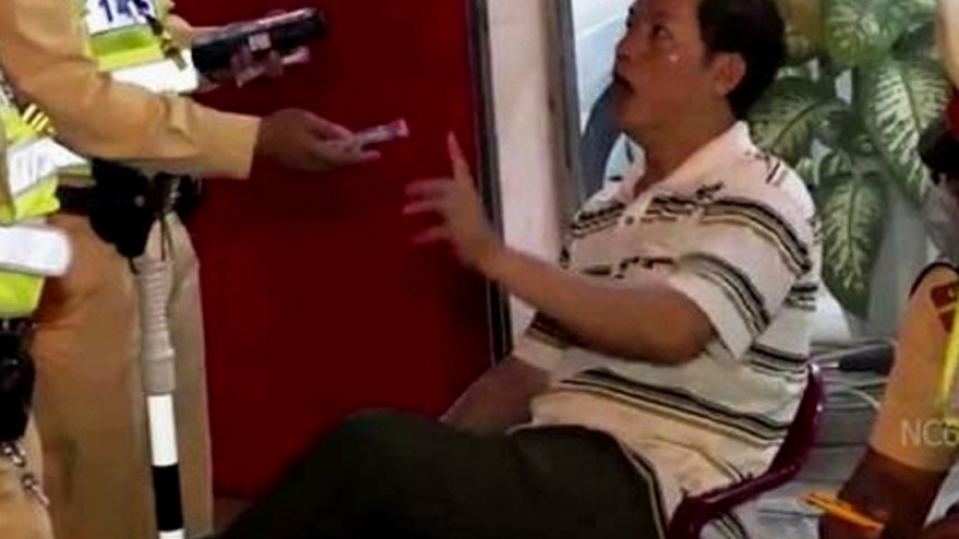 Quảng Bình tạm dừng công việc của cán bộ thuế vì vi phạm luật giao thông