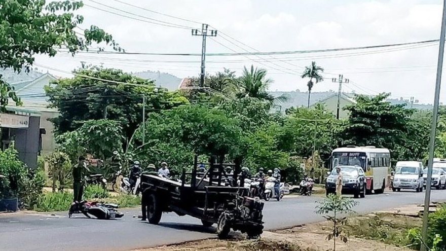 Tông vào xe chở gỗ tang vật, một người phải đi cấp cứu