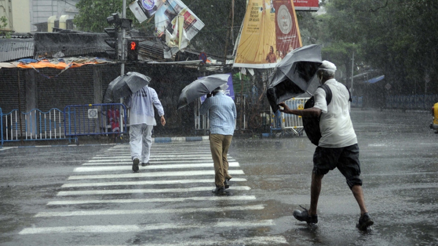 Siêu bão Amphan đổ bộ vào Ấn Độ và Bangladesh
