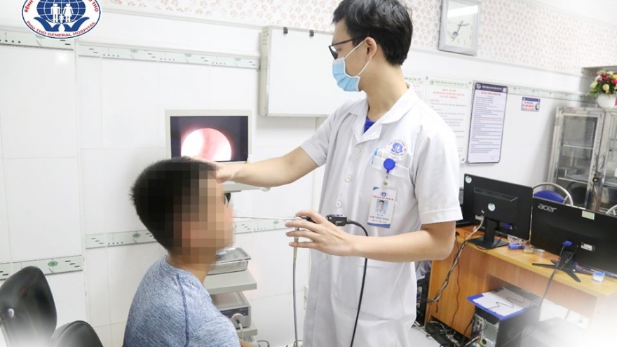 Con vắt dài 6cm sống trong mũi người đàn ông