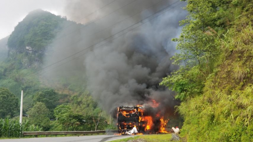 Xe khách giường nằm cháy rụi trên Đèo Gió, Bắc Kạn