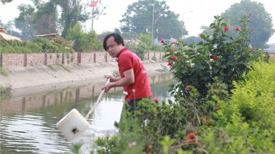 Tiến sĩ khoa học trăn trở xây dựng đường hoa nông thôn để giảm rác