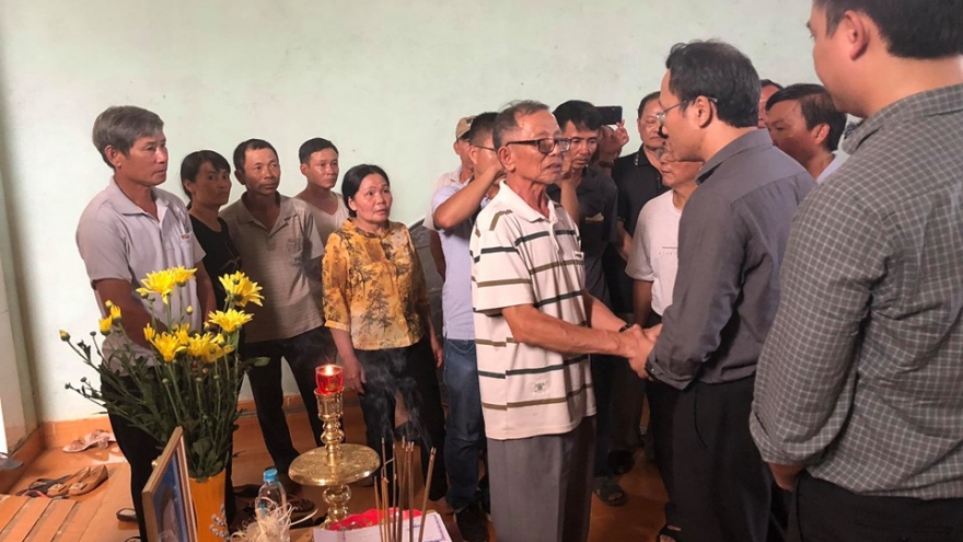 Ủy ban ATGT quốc gia thăm hỏi gia đình các nạn nhân vụ xe đâm ở Đắk Nông