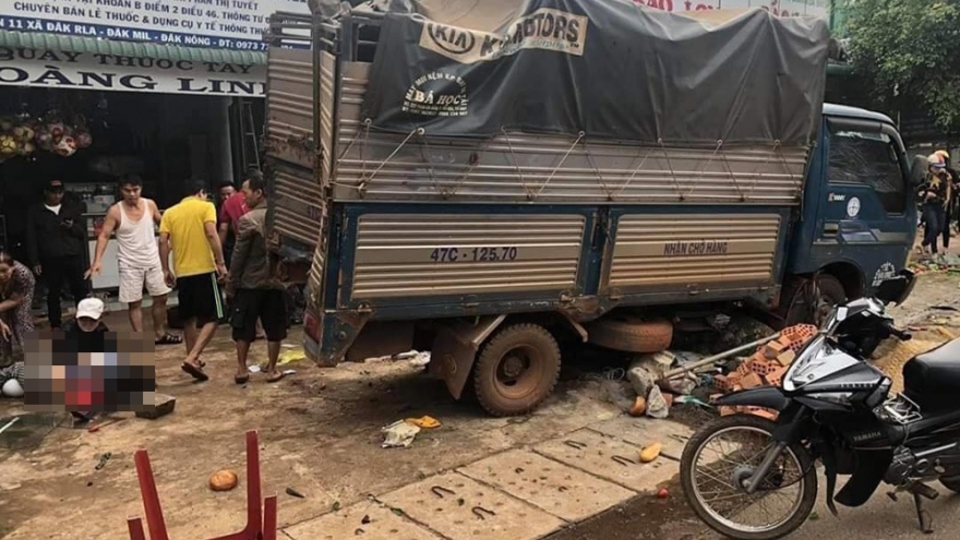 Hai xe tải lao vào chợ ở Đắk Nông khiến 3 người chết tại chỗ