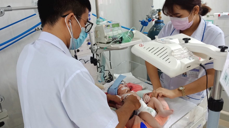 Câu chuyện về những "cha mẹ đặc biệt" của bệnh nhi sơ sinh phòng kính