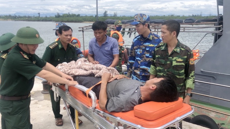 Cứu hộ thành công thuyền viên gặp nạn trên biển