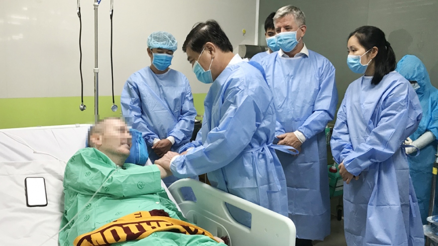 Chuyện chưa kể về những ngày “cân não” điều trị bệnh nhân người Anh