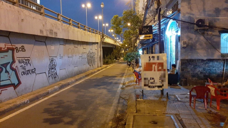 Bị công an rượt đuổi, nam thanh niên chạy vào nhà dân cố thủ