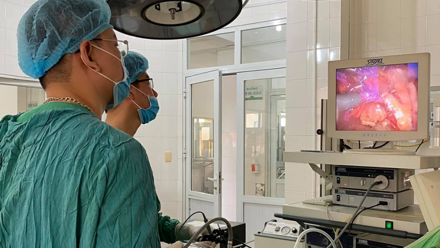 Cắt bỏ một bên thận cho bệnh nhân bằng phương pháp nội soi