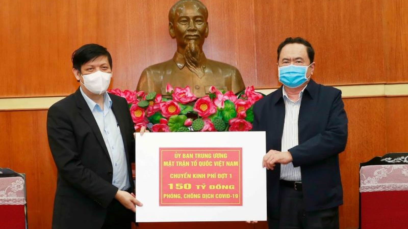 Mặt trận Tổ quốc Việt Nam trao 150 tỷ đồng ủng hộ cho Bộ Y tế