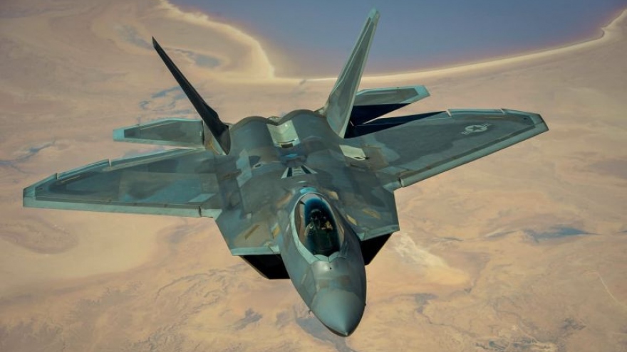 Video: Những pha nhào lộn khó tin của siêu tiêm kích F-22 Raptor