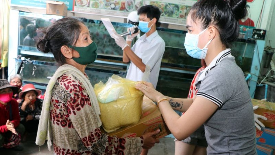 Doanh nghiệp Việt Nam giúp đồng bào tại Campuchia phòng chống Covid-19