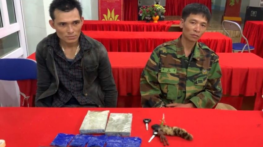 Bắt giữ 2 đối tượng mua bán 2 bánh heroin, 1.000 viên ma túy