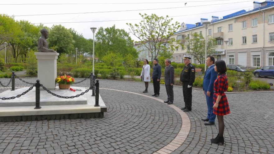 Thành phố Vladivostok kỷ niệm 130 năm ngày sinh Chủ tịch Hồ Chí Minh