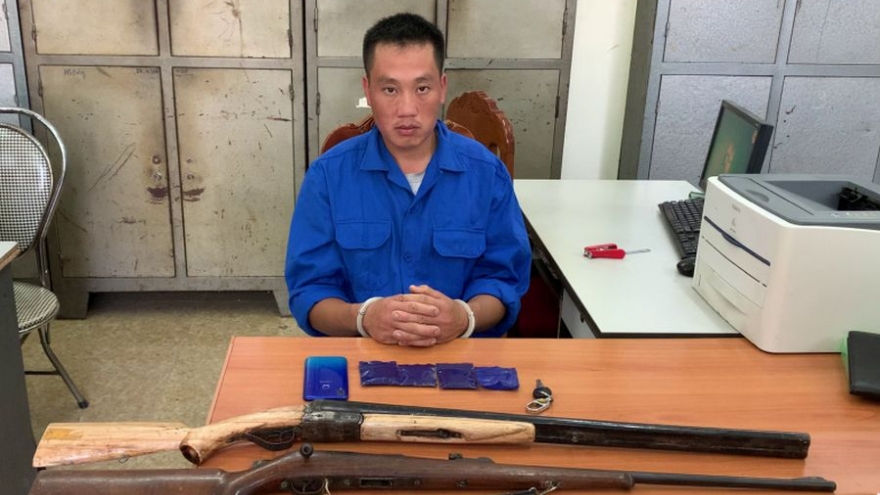 Thanh niên thủ hai khẩu súng đi buôn ma túy