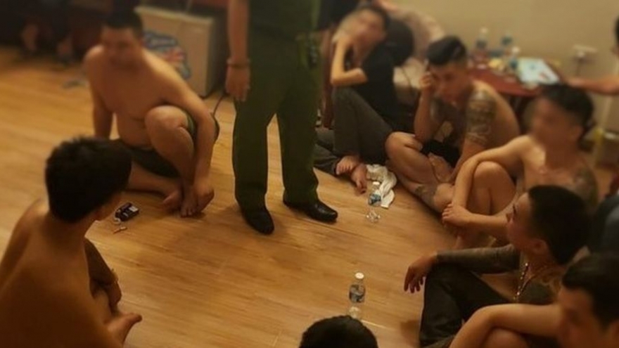 Kiểm tra khách sạn phát hiện nhóm thanh niên xăm trổ đang “phê” ma túy