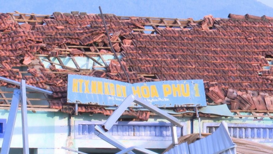 Mưa giông và lốc xoáy, nhiều nhà dân bị tốc mái và mất điện