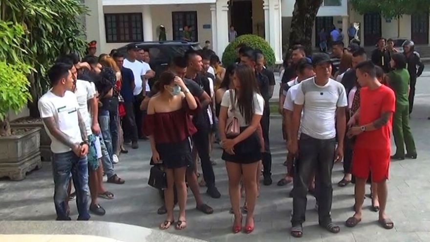 Bắt 54 nam, nữ tổ chức sinh nhật bằng ma túy trong quán karaoke