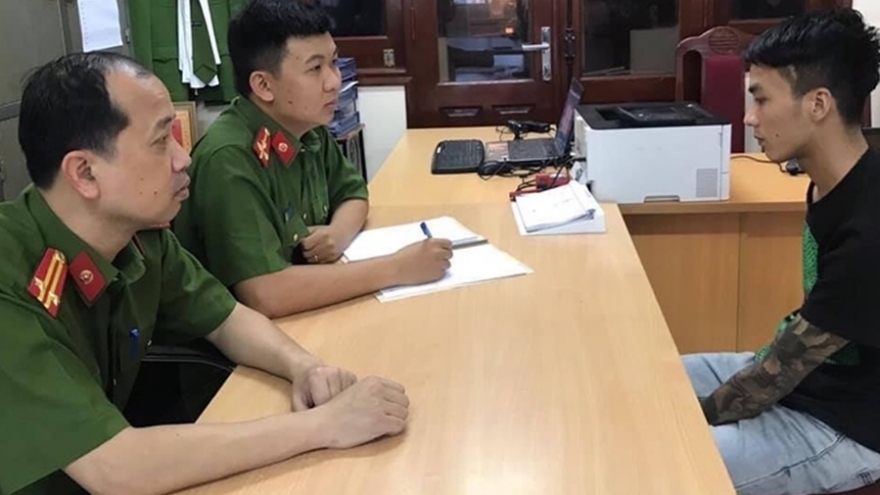 Đắp kín chăn giữa trời nóng 40 độ C trên xe khách để trốn truy nã