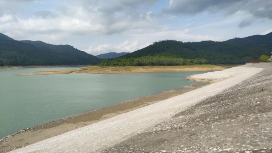 Mực nước hồ chứa lớn nhất tỉnh Quảng Ninh xuống thấp kỷ lục