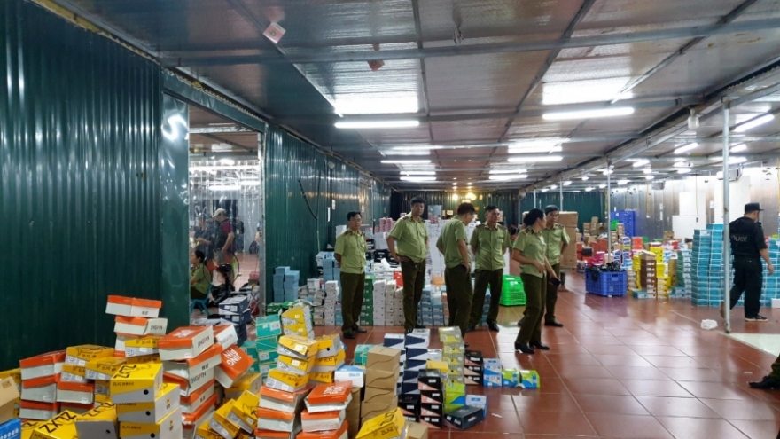 Triệt phá kho hàng lậu "khủng" ở Lào Cai: Hàng xóm sững sờ