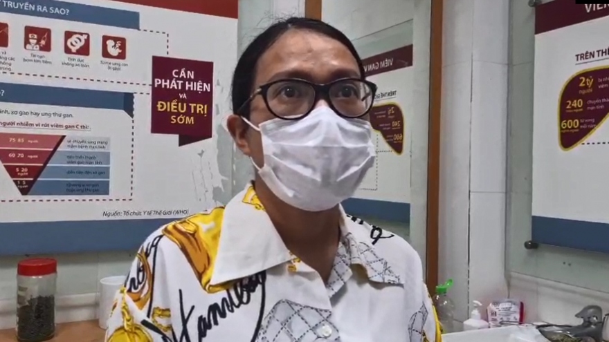 Người từng mắc Covid-19 xúc động bật khóc khi hiến huyết tương