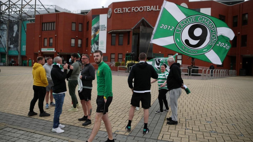 CĐV Anh “phớt lờ” lệnh giãn cách, ra đường ăn mừng đội bóng vô địch