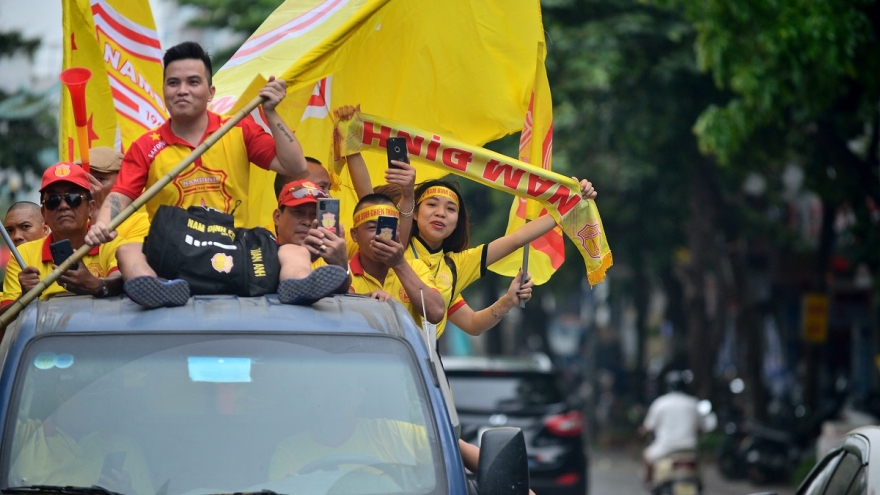 Ảnh: CĐV Nam Định xuống đường diễu hành trước trận Nam Định - HAGL