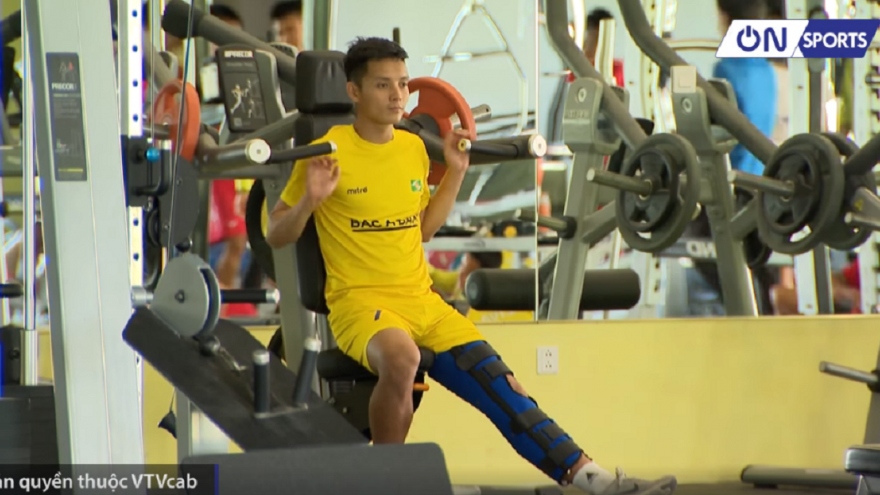 Đội trưởng SLNA chấn thương nặng, được Duy Mạnh an ủi