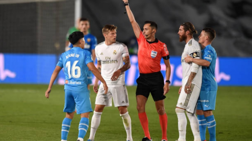 “Gây sự” với Sergio Ramos, sao trẻ Hàn Quốc nhận ngay thẻ đỏ