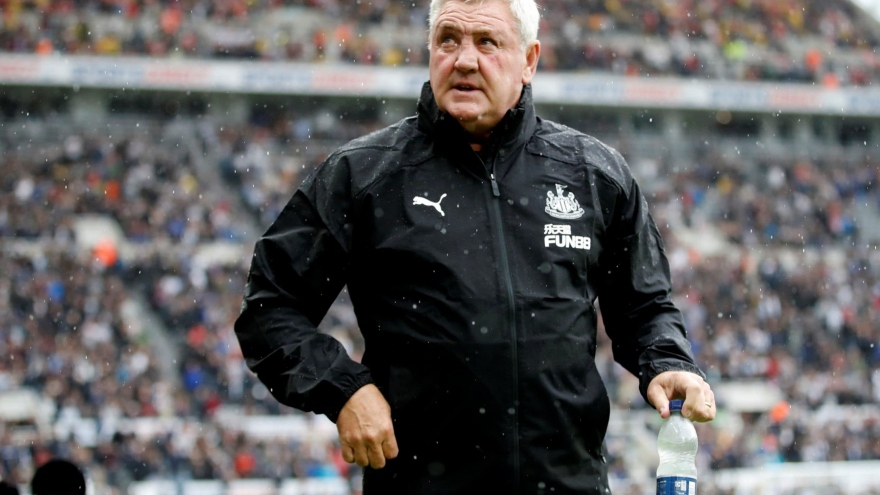 HLV Bruce “nổi đóa” khi nhắc đến thương vụ đổi chủ của Newcastle