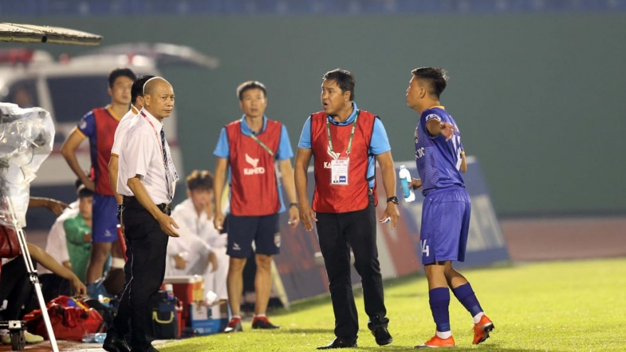 HLV Bình Dương: “Trọng tài tước quyền thay người của chúng tôi“