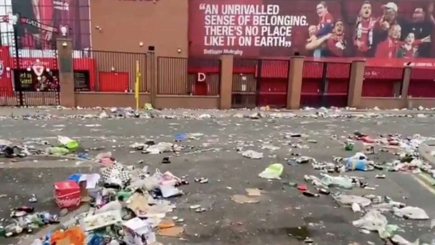 VIDEO: Sân Anfield đầy rác sau màn ăn mừng vô địch của CĐV Liverpool