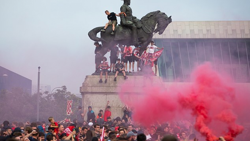 CĐV Liverpool đổ ra đường ăn mừng chức vô địch, Thị trưởng “bất lực”
