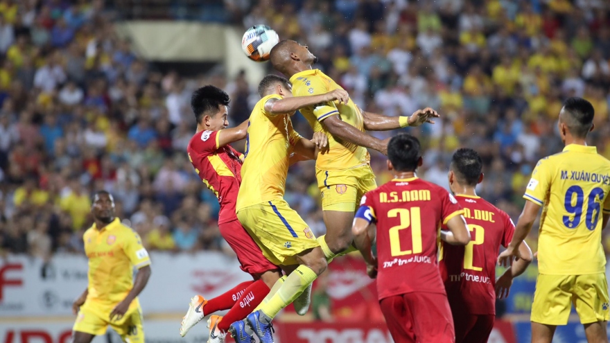 Phan Văn Đức bất lực nhìn SLNA thảm bại trước Nam Định