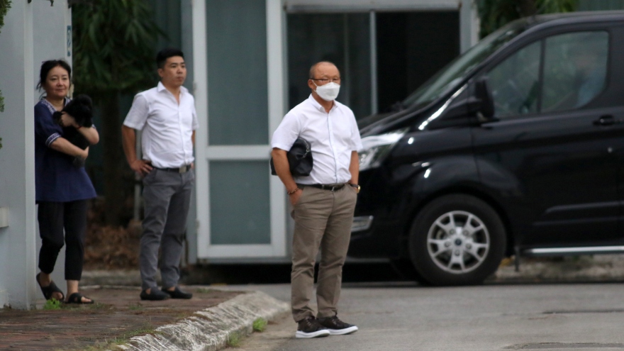 HLV Park Hang Seo bận việc, đứng từ xa nhìn U22 Việt Nam luyện tập