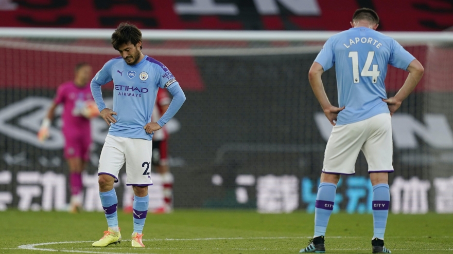 Vừa thắng Liverpool, Man City lại thua sốc Southampton