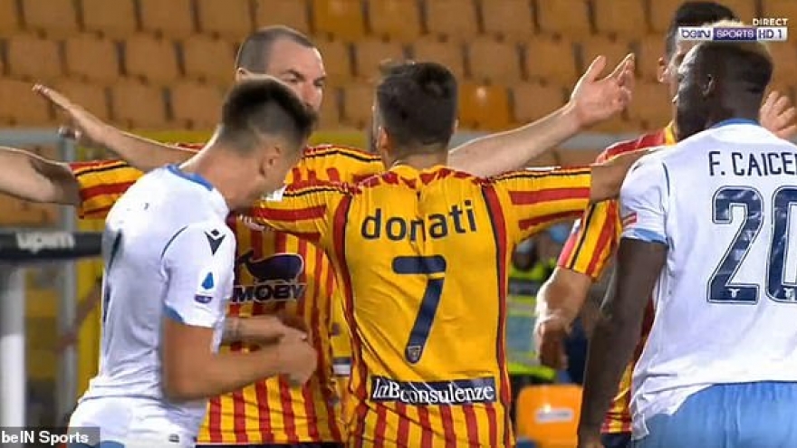 “Học” Luis Suarez, cầu thủ Lazio cắn đối phương trong trận đấu Serie A