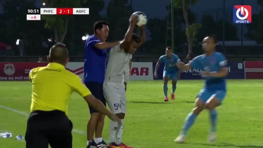 Video: Phản cảm HLV xô xát với cầu thủ đối phương ở giải hạng Nhất