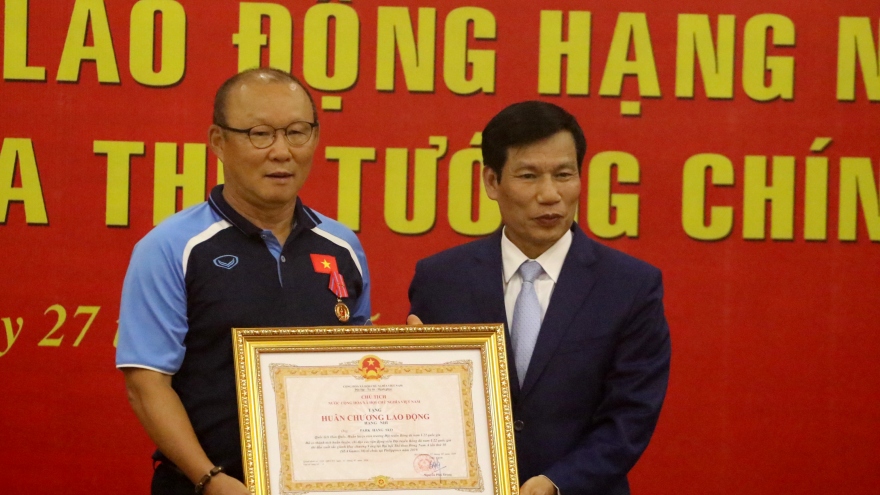 HLV Park Hang Seo xúc động khi nhận Huân chương Lao động hạng Nhì