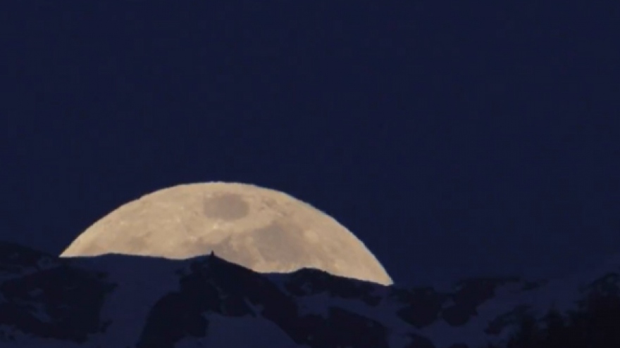 Ngỡ ngàng trước cảnh tượng ngoạn mục “trăng hồng” mọc trên dãy Alps