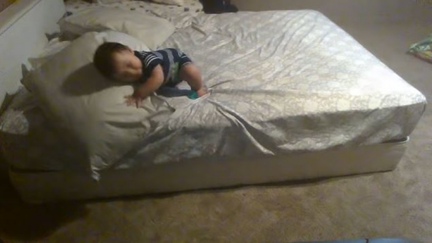 Video: Em bé thông minh nghĩ cách trèo từ giường cao xuống đất
