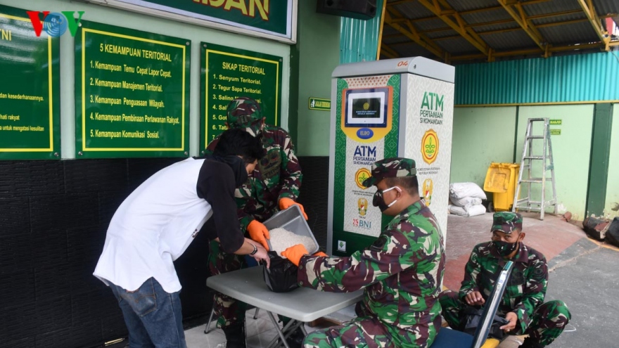 Cận cảnh các “ATM gạo của người chỉ huy” hỗ trợ Covid-19 ở Indonesia